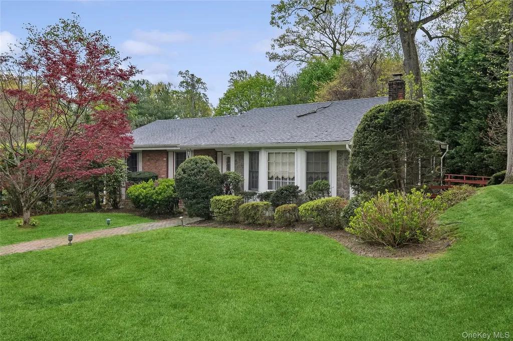9 Oakwood Circle Roslyn NY 11576