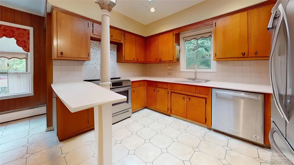 9 Oakwood Circle Roslyn NY 11576