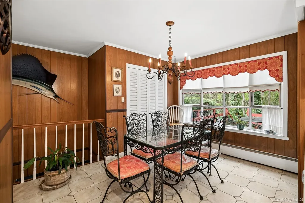 9 Oakwood Circle Roslyn NY 11576