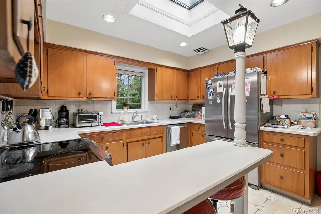 9 Oakwood Circle Roslyn NY 11576