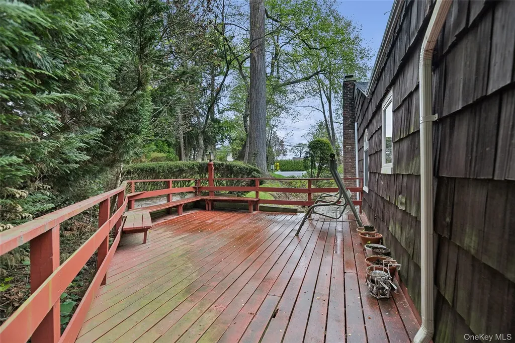 9 Oakwood Circle Roslyn NY 11576