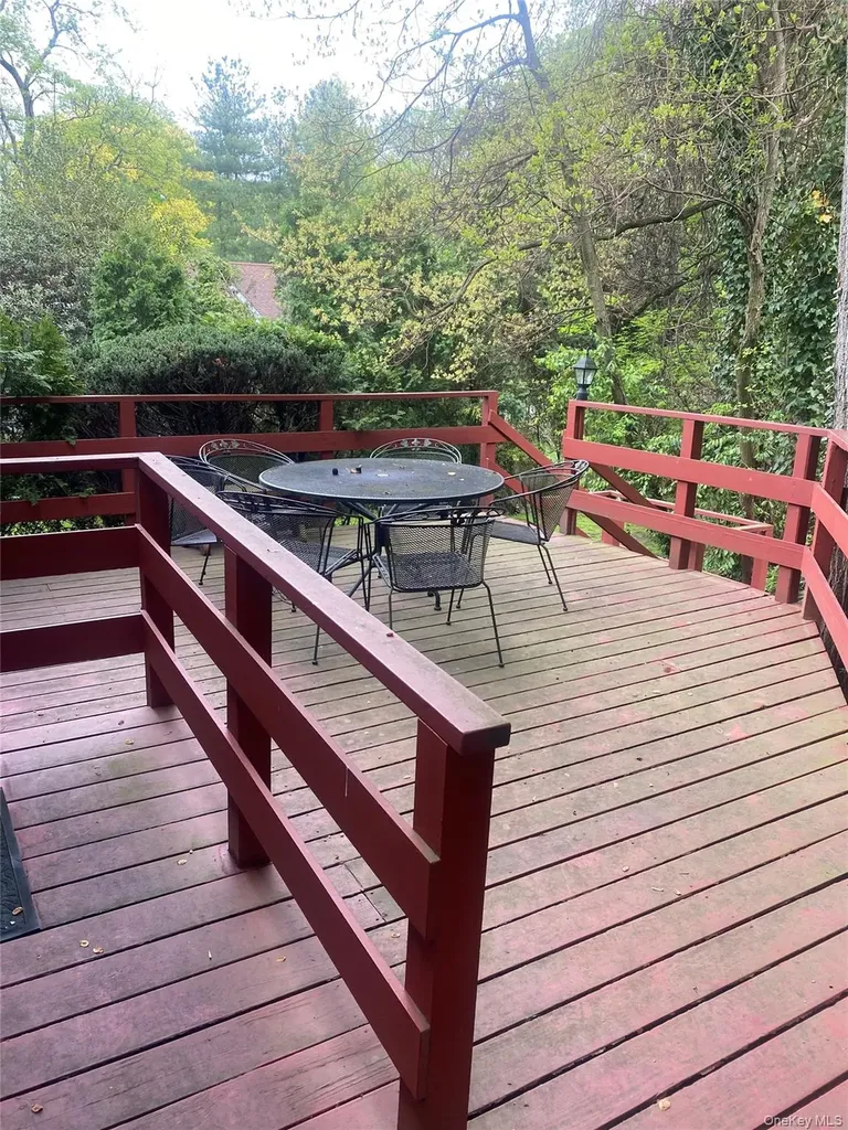 9 Oakwood Circle Roslyn NY 11576
