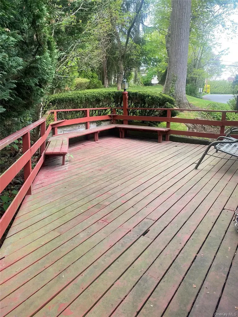 9 Oakwood Circle Roslyn NY 11576