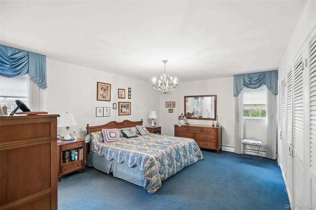 9 Oakwood Circle Roslyn NY 11576