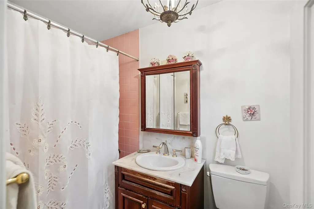 9 Oakwood Circle Roslyn NY 11576
