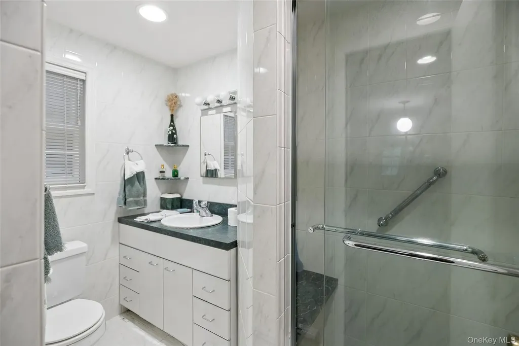 9 Oakwood Circle Roslyn NY 11576