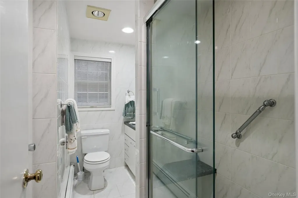 9 Oakwood Circle Roslyn NY 11576