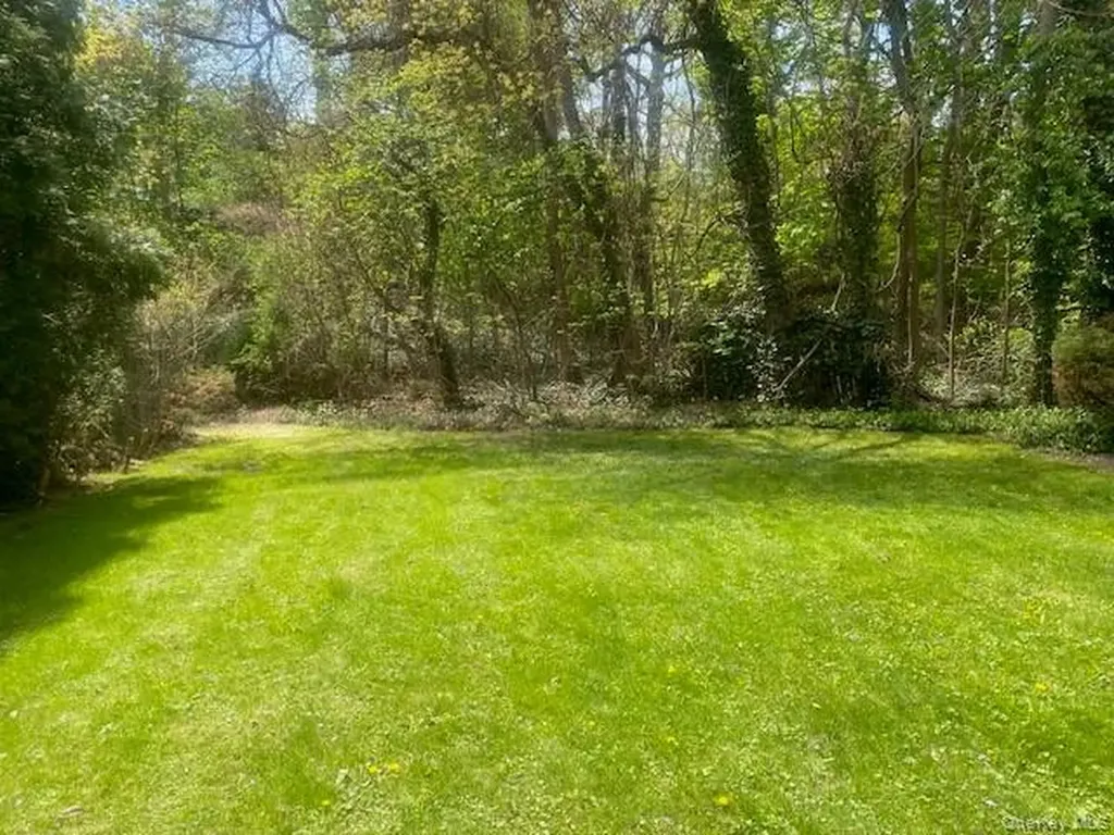 9 Oakwood Circle Roslyn NY 11576