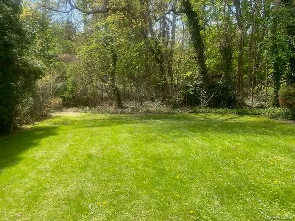 9 Oakwood Circle Roslyn NY 11576