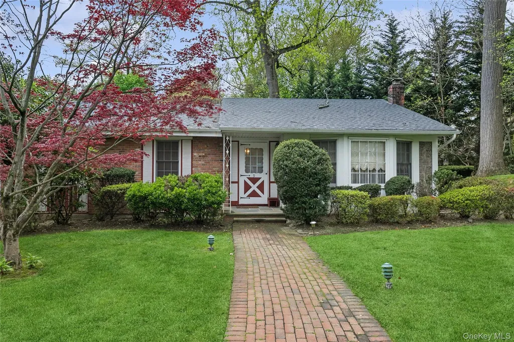 9 Oakwood Circle Roslyn NY 11576