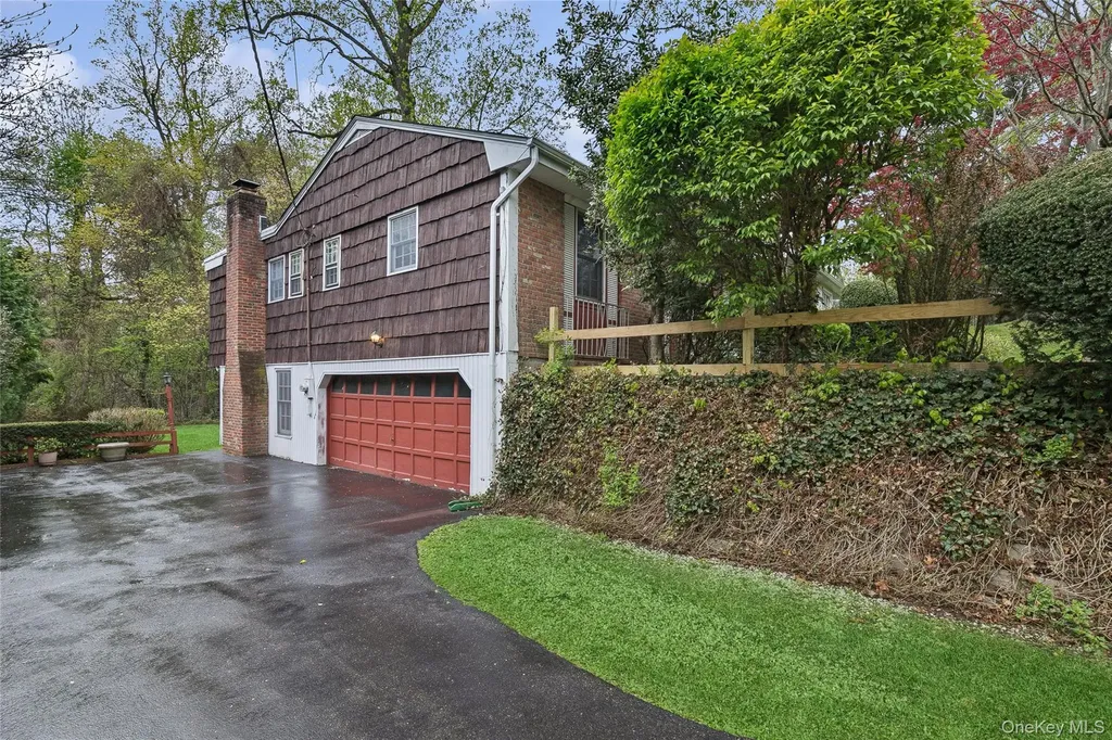 9 Oakwood Circle Roslyn NY 11576