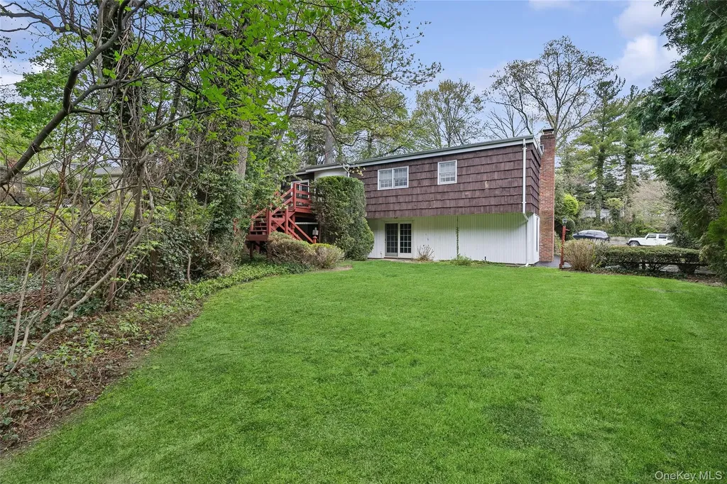 9 Oakwood Circle Roslyn NY 11576