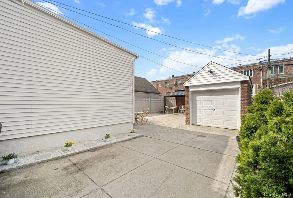 60-56 69th Lane Maspeth NY 11378