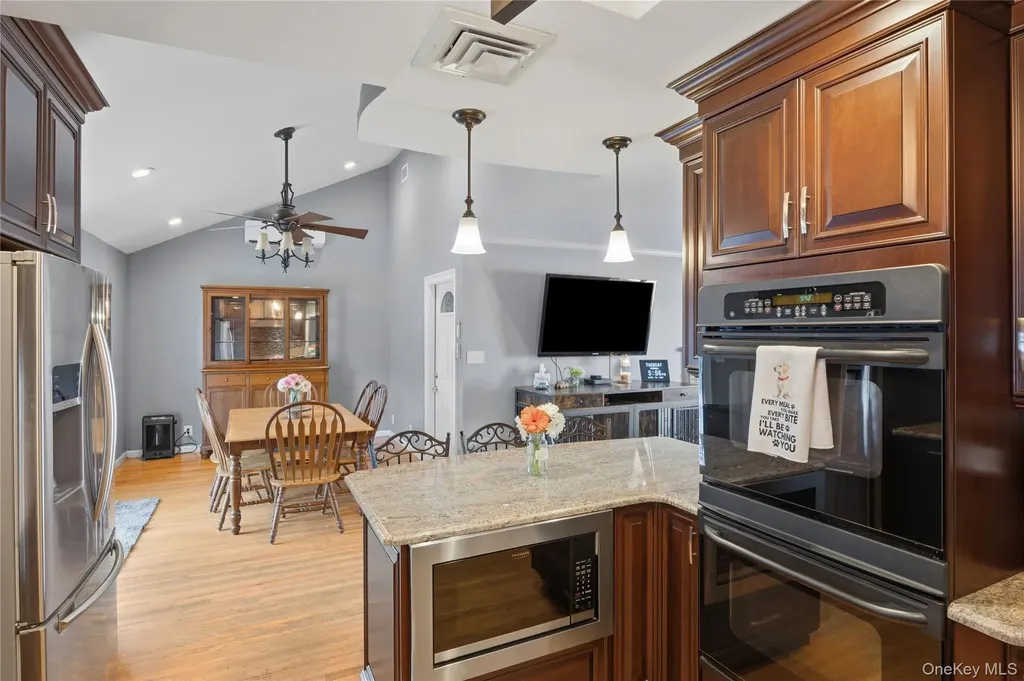 2489 Eileen Road Oceanside NY 11572