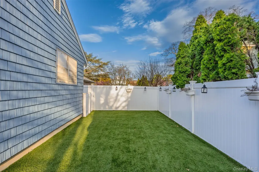 2489 Eileen Road Oceanside NY 11572