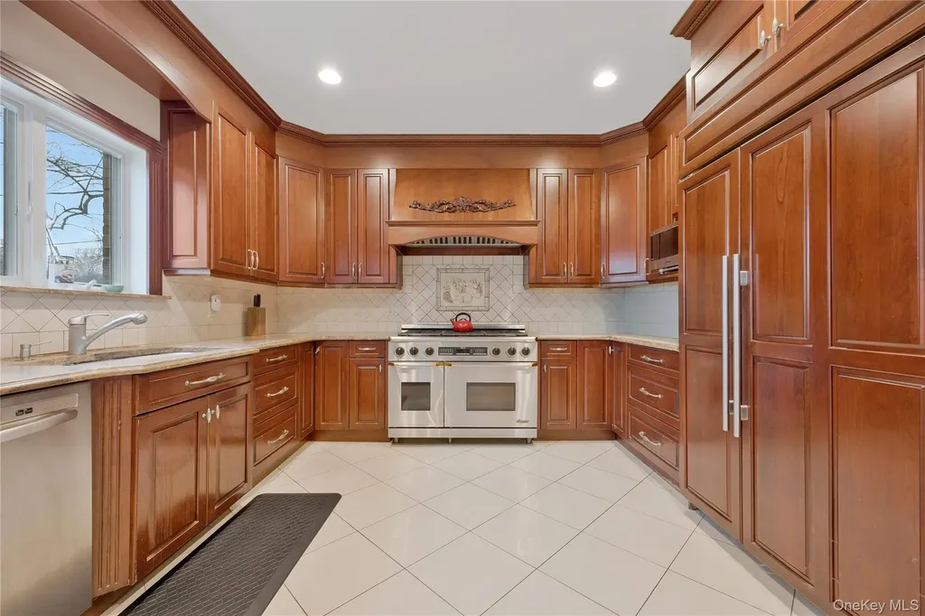 8 Percheron Lane Roslyn Heights NY 11577
