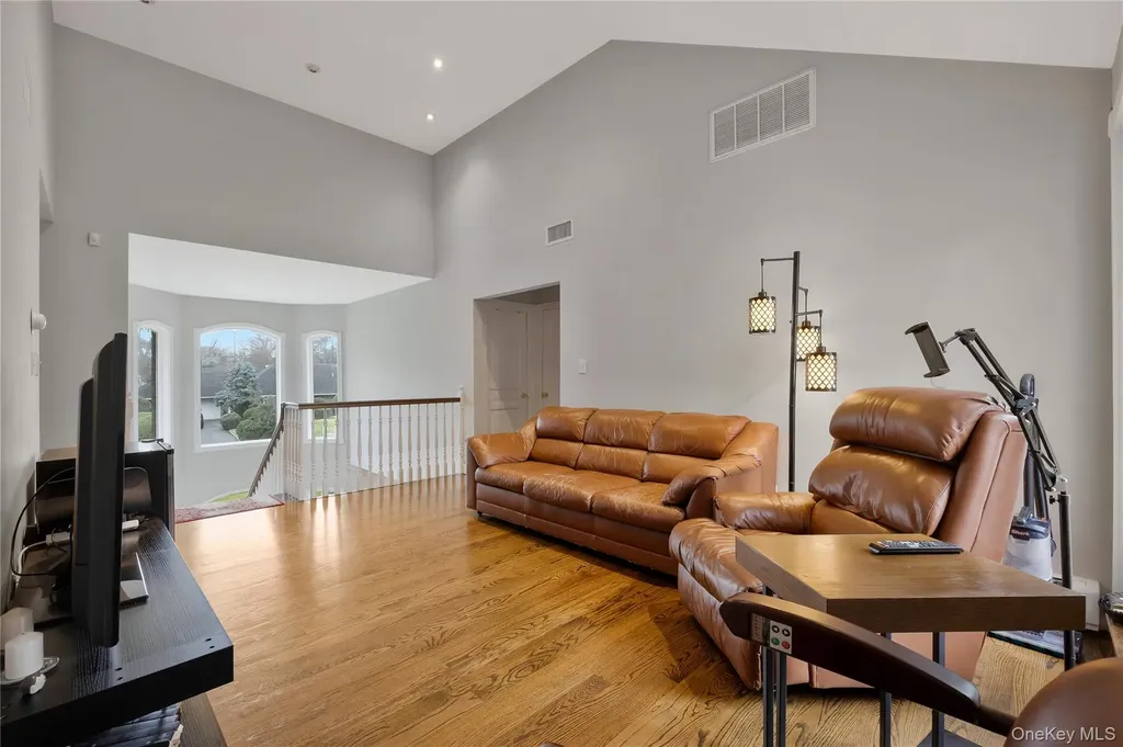 8 Percheron Lane Roslyn Heights NY 11577