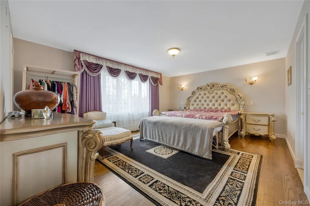 8 Percheron Lane Roslyn Heights NY 11577