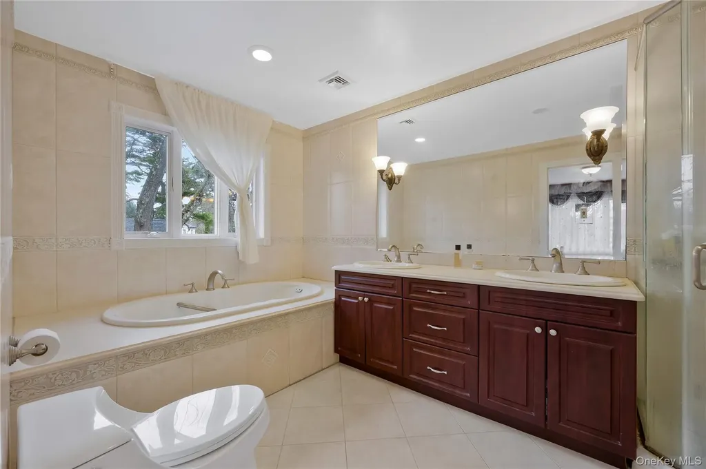 8 Percheron Lane Roslyn Heights NY 11577