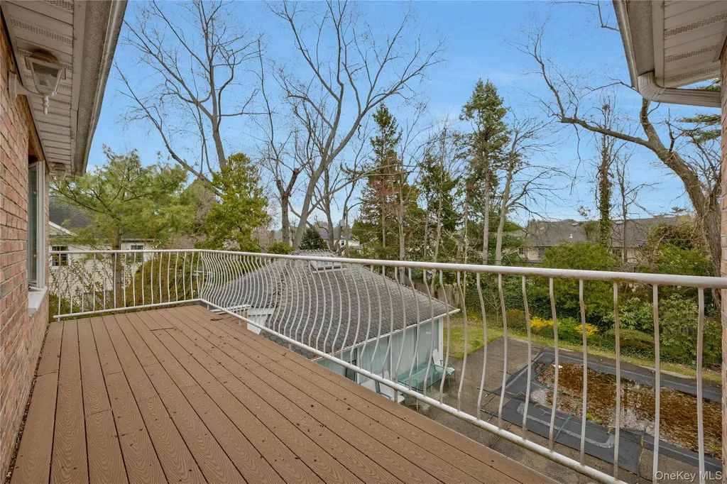 8 Percheron Lane Roslyn Heights NY 11577