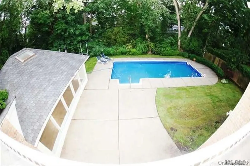 8 Percheron Lane Roslyn Heights NY 11577
