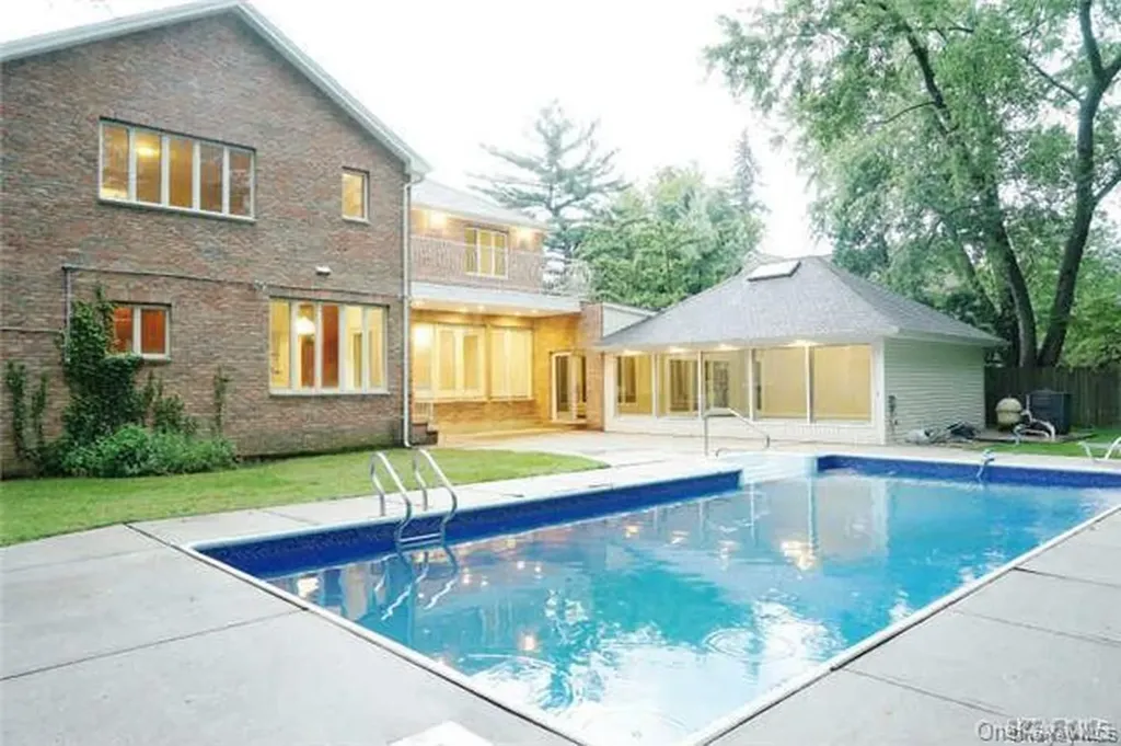 8 Percheron Lane Roslyn Heights NY 11577