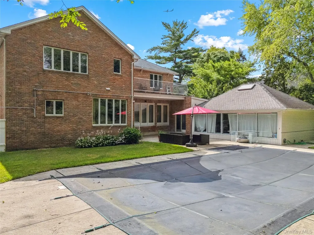 8 Percheron Lane Roslyn Heights NY 11577