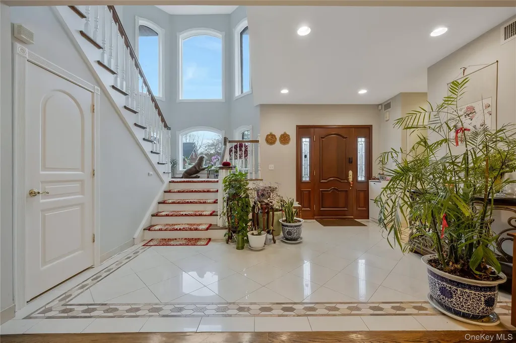 8 Percheron Lane Roslyn Heights NY 11577