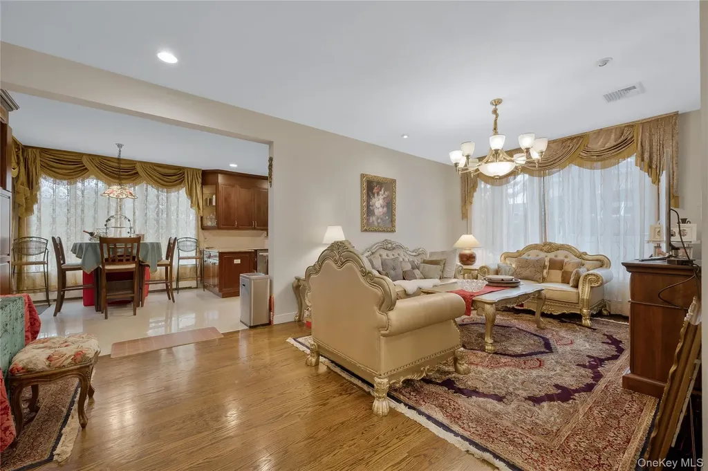 8 Percheron Lane Roslyn Heights NY 11577