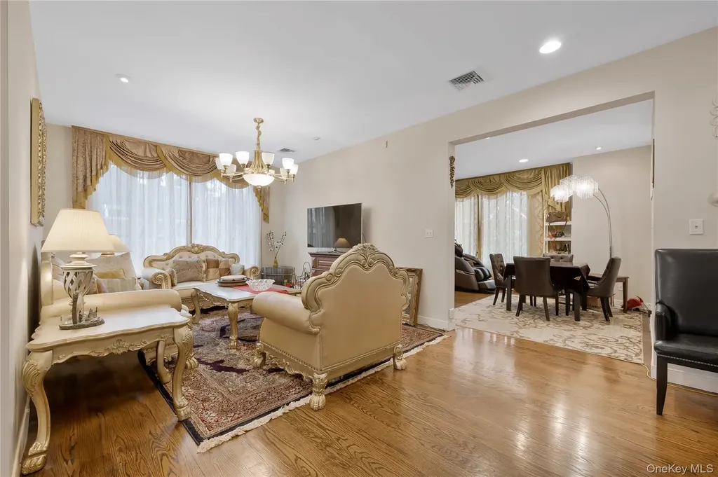 8 Percheron Lane Roslyn Heights NY 11577