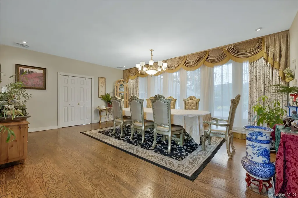 8 Percheron Lane Roslyn Heights NY 11577