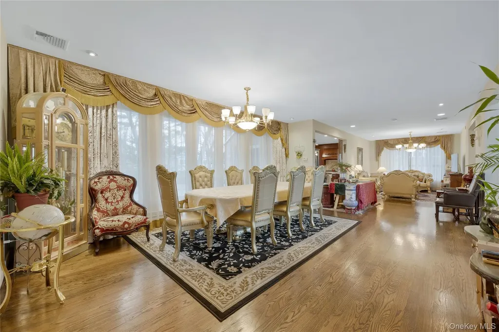 8 Percheron Lane Roslyn Heights NY 11577