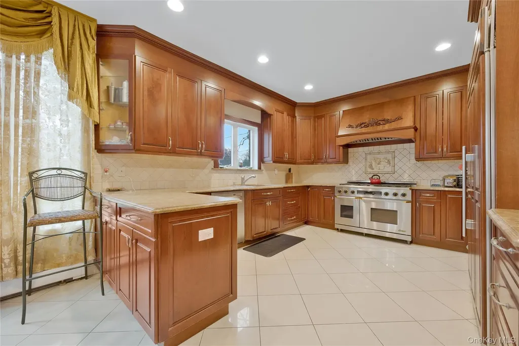 8 Percheron Lane Roslyn Heights NY 11577