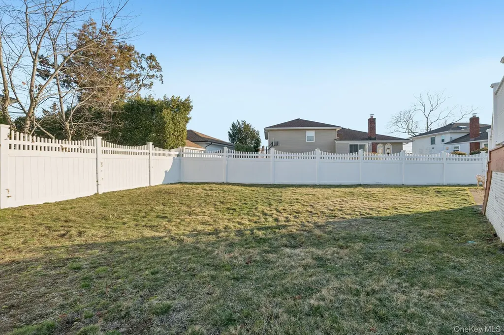 2487 Abbey Lane Seaford NY 11783
