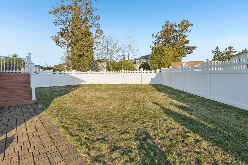 2487 Abbey Lane Seaford NY 11783