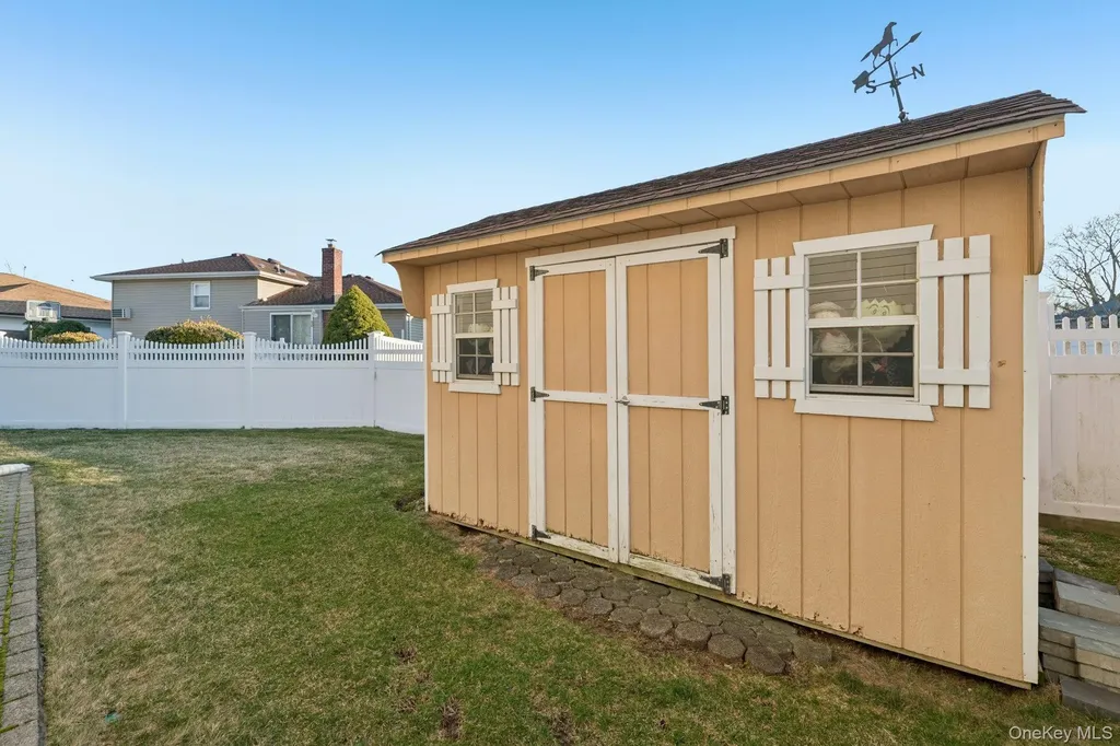 2487 Abbey Lane Seaford NY 11783