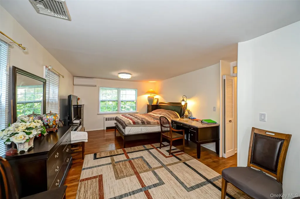 90 E Broadway Roslyn NY 11576