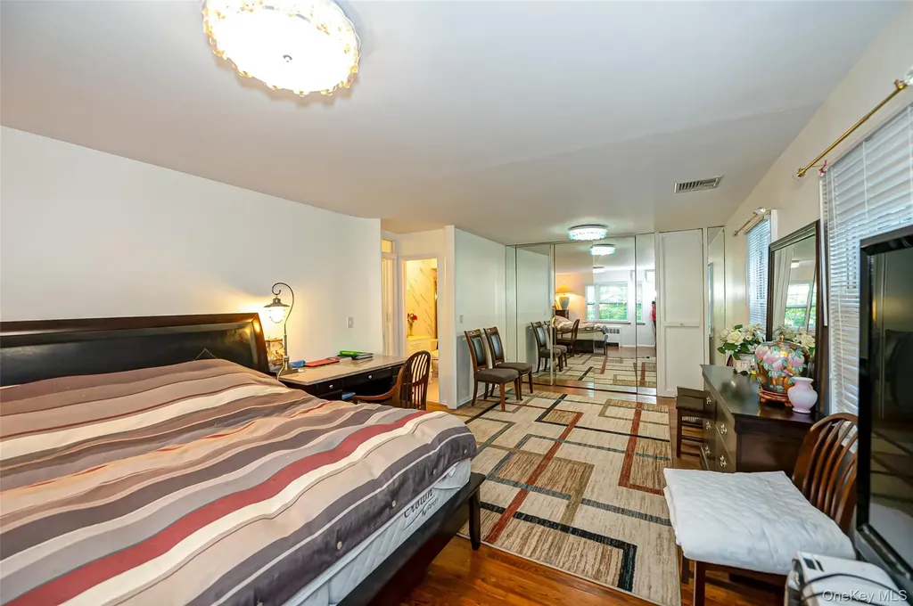 90 E Broadway Roslyn NY 11576