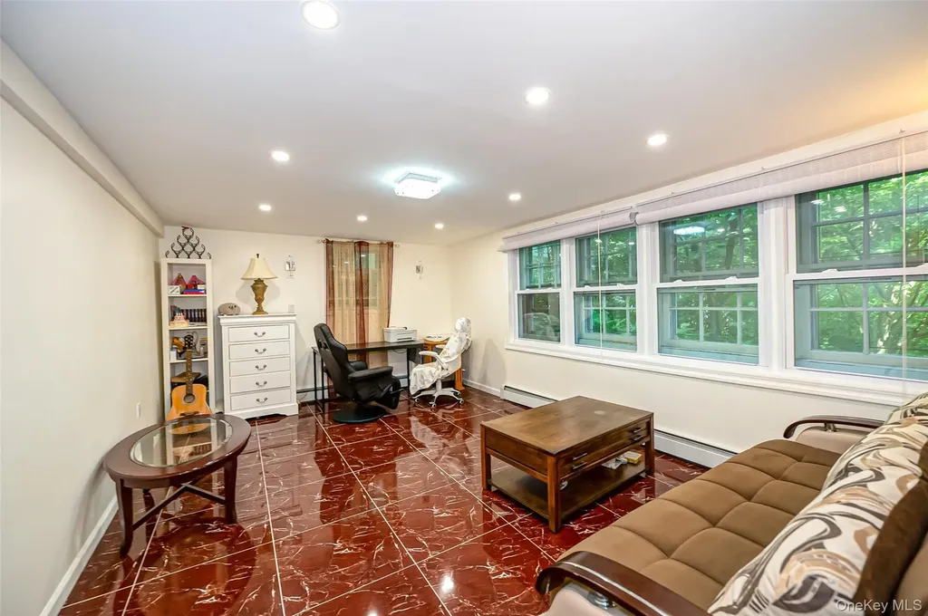 90 E Broadway Roslyn NY 11576
