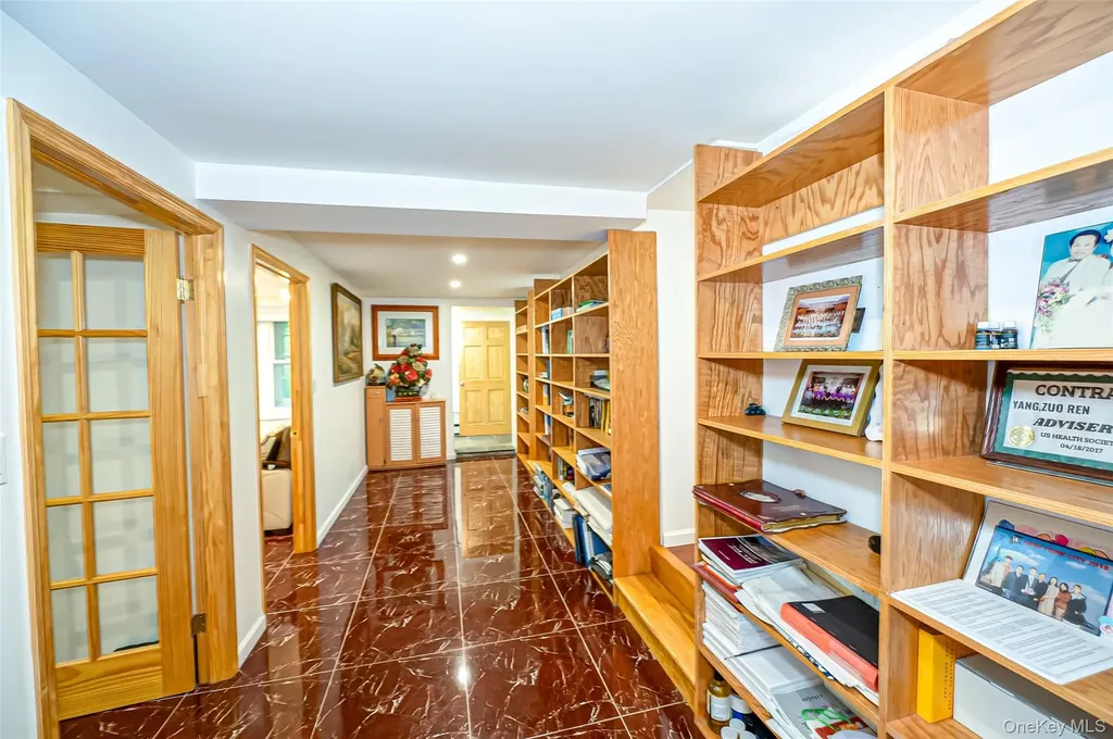 90 E Broadway Roslyn NY 11576