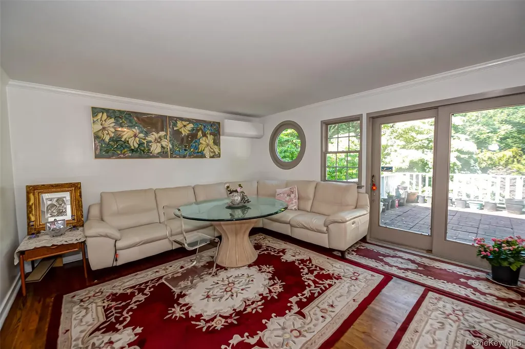 90 E Broadway Roslyn NY 11576