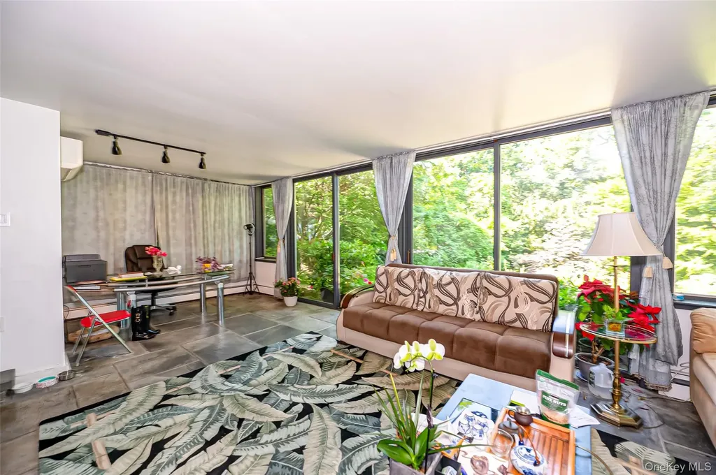 90 E Broadway Roslyn NY 11576