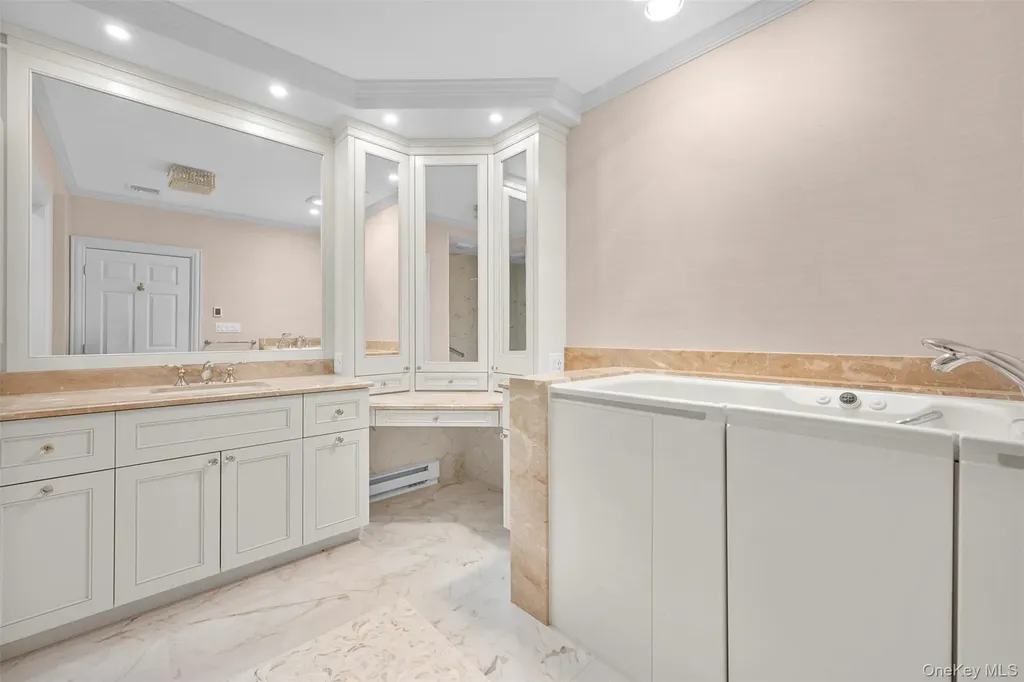 333 E Overlook Port Washington NY 11050
