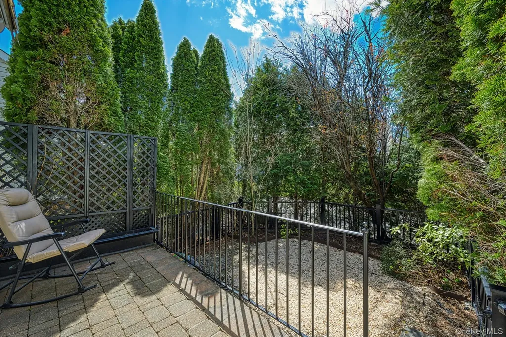 333 E Overlook Port Washington NY 11050