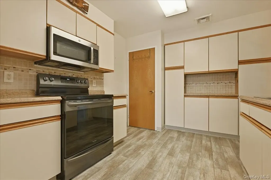 34 Jasmine Lane Valley Stream NY 11581