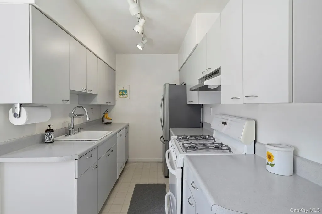 3 Bryant Crescent White Plains NY 10605