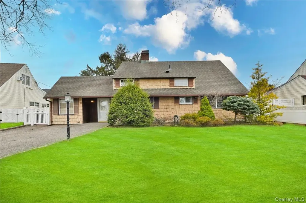 43 Flagstone Lane Westbury NY 11590