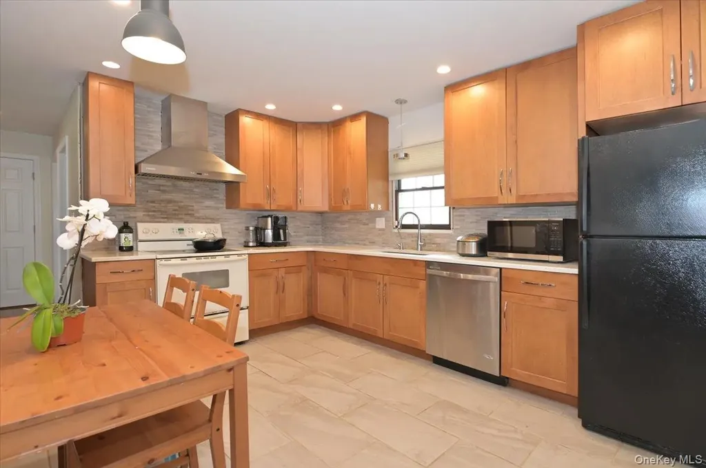 43 Flagstone Lane Westbury NY 11590