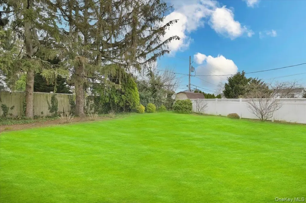 43 Flagstone Lane Westbury NY 11590