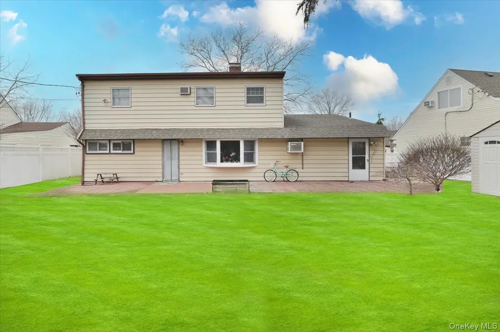 43 Flagstone Lane Westbury NY 11590